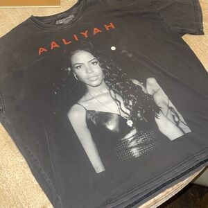 Aaliyah T-shirt Large